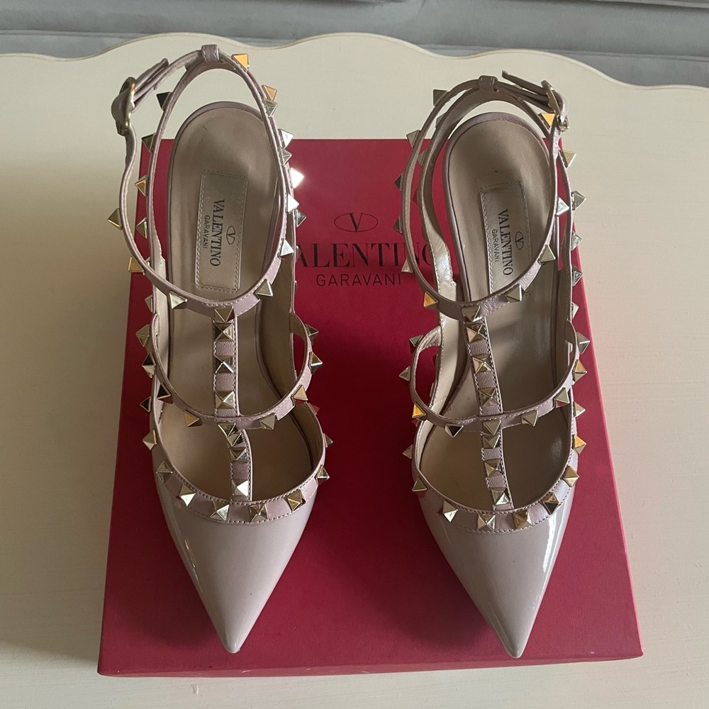 Rockstud Valentino, 4 inch heel, size 7.5- only worn 2-3 times. Comes with box!